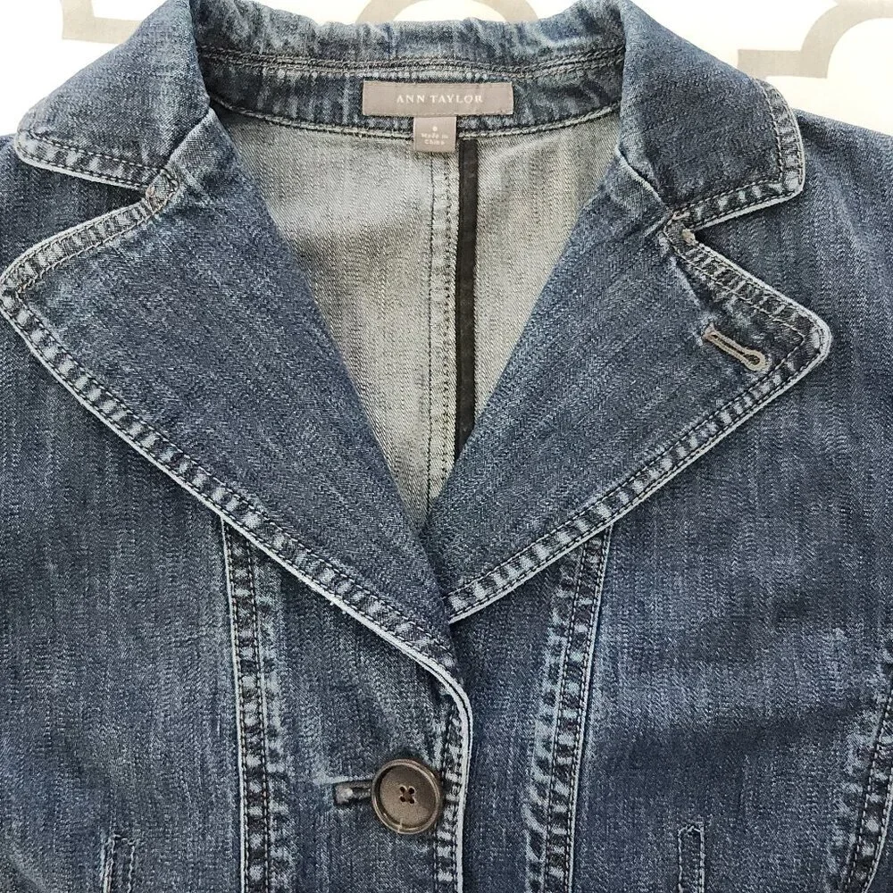 Ann Taylor Denim Jacket Womens Size 8 Blue Front Buttons & Pockets